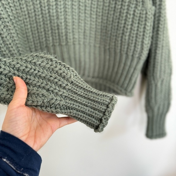 H&M chunky knit mock neck Crop sweater - Picture 3 of 7